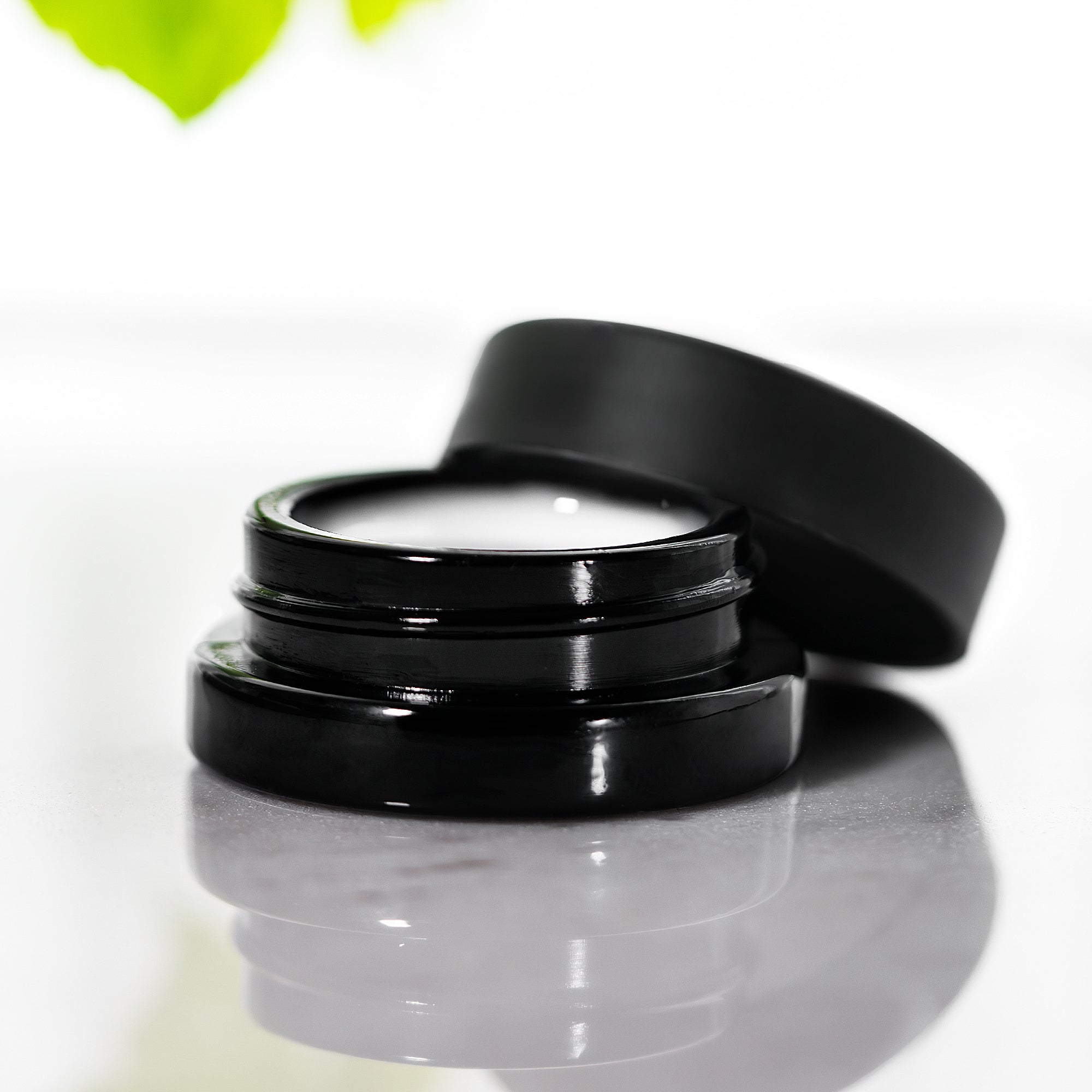(90 Pack) 7ml Low Profile Black Glass Jars with Black Lids